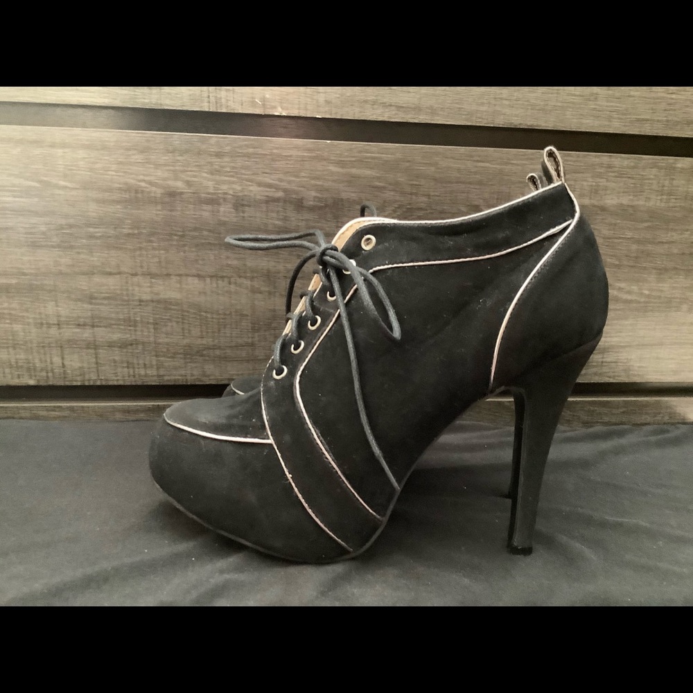 Design by Jacobies Tennis shoe heels size 8.5